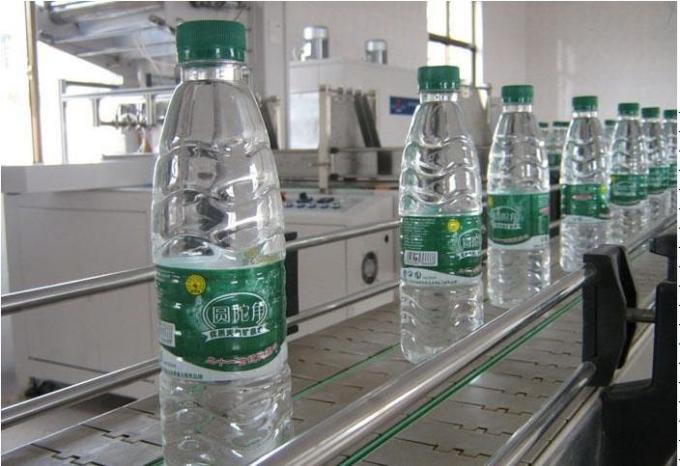 Système de convoyeur automatisé par boisson mis en bouteille adapté aux besoins du client pour le transport d'eau en bouteille